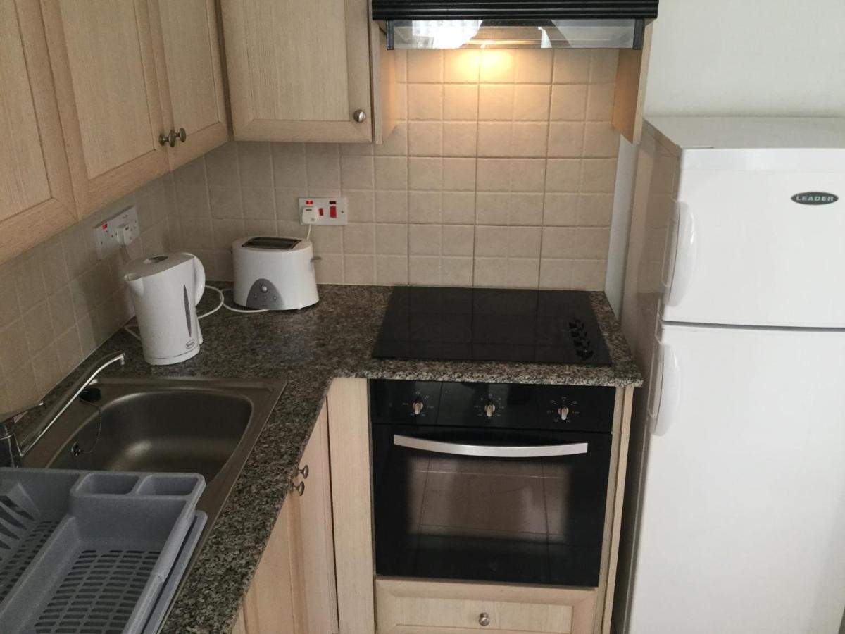 Poolside 2 Bedroom Apt, Paphos Riviera, Universal Area ภายนอก รูปภาพ
